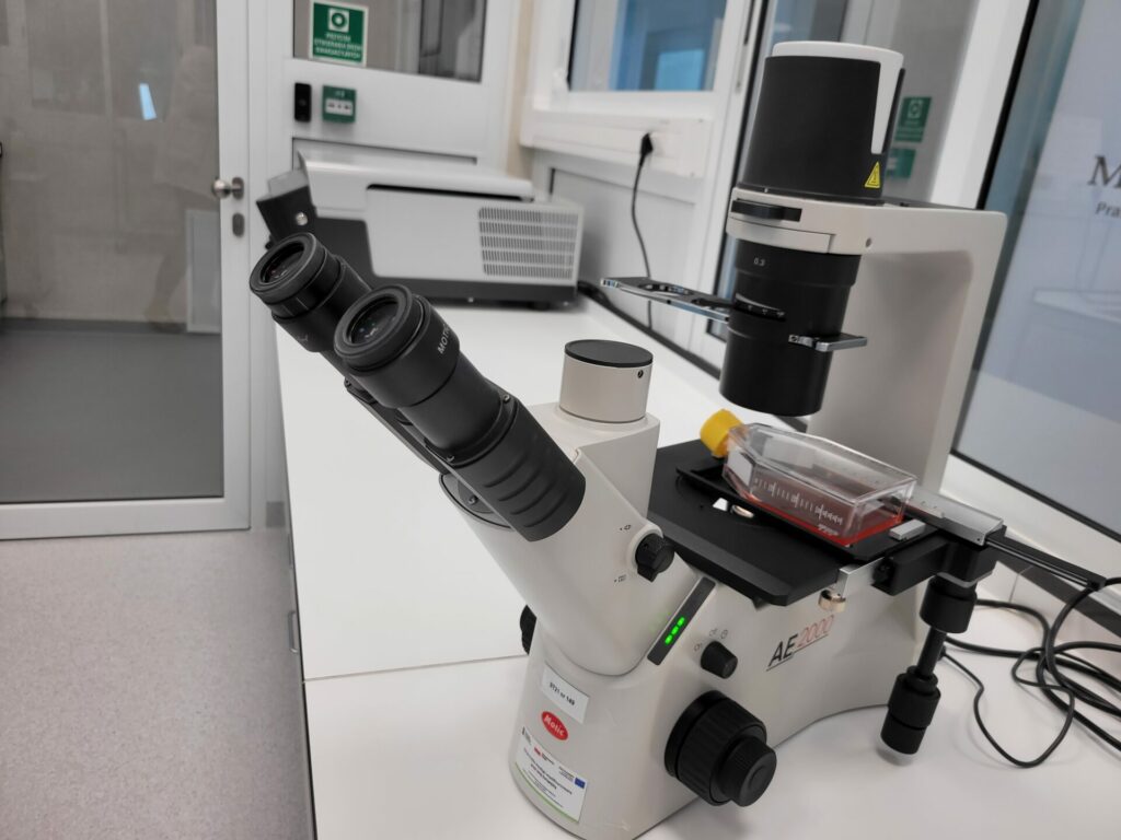 Specjalistyczny mikroskop laboratoryjny.